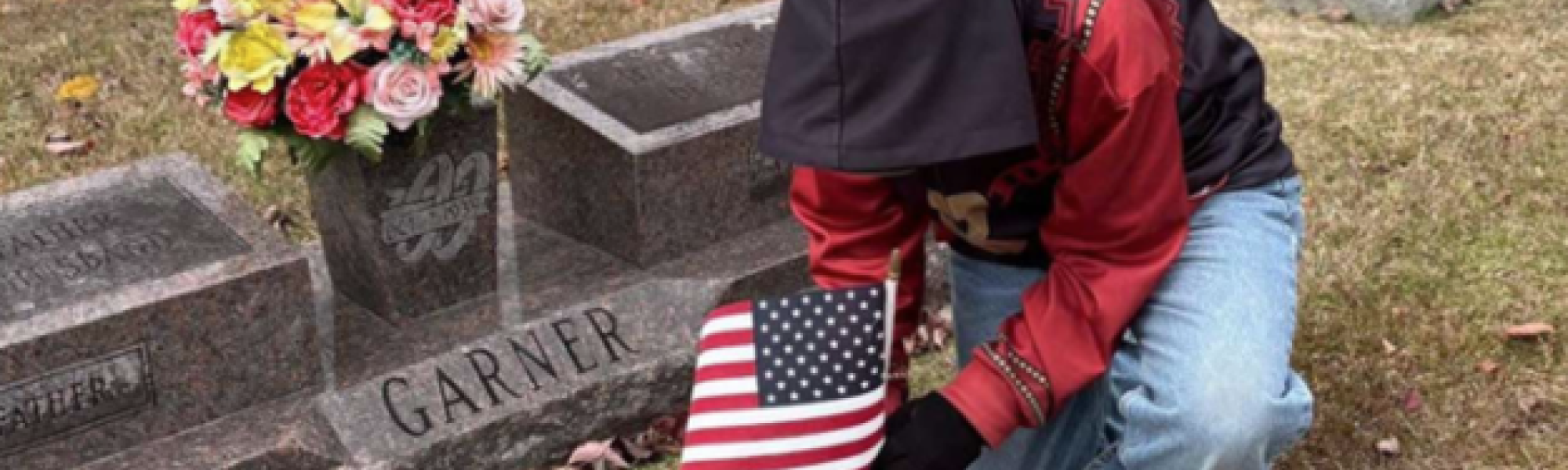 Young scout places flag on veteran grave