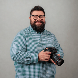 Chris Flores headshot